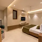 Saltstayz Premier - Paschim Vihar