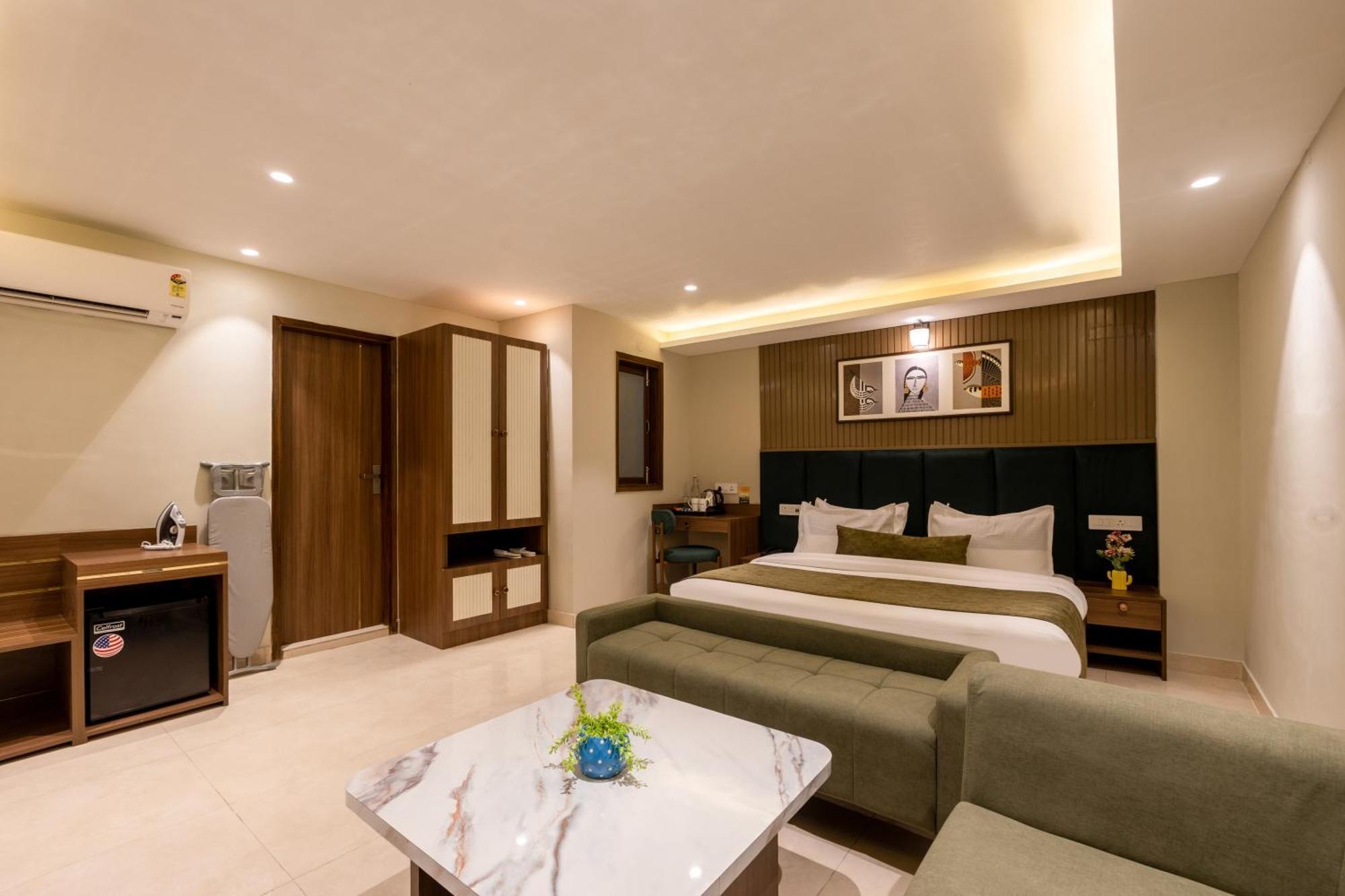 Saltstayz Premier - Paschim Vihar 4*